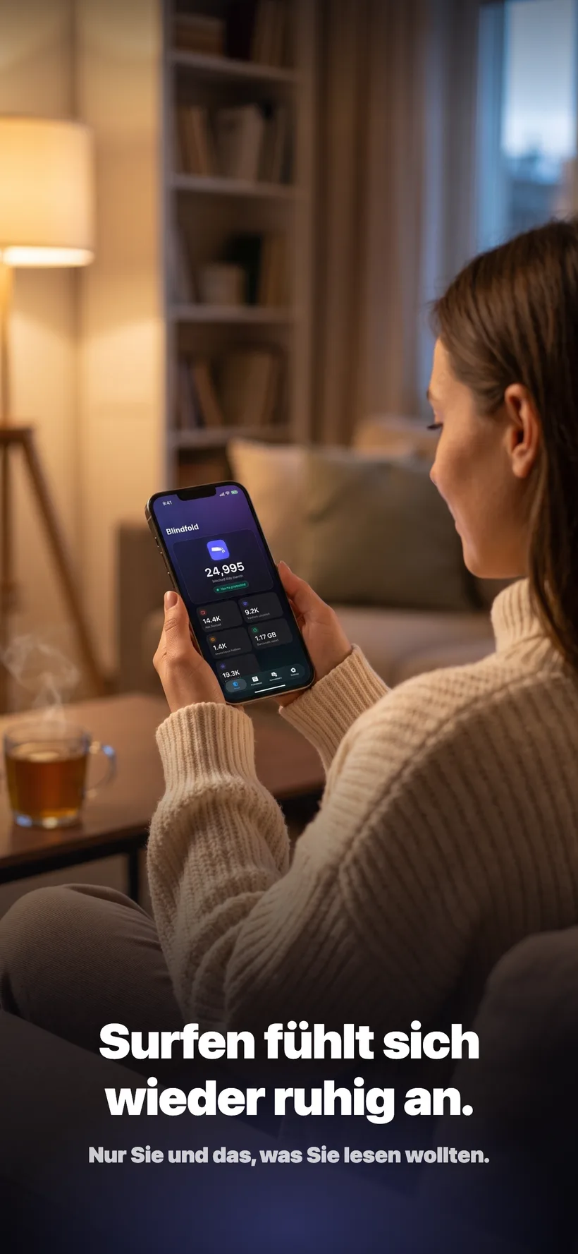 Eine Frau entspannt abends auf dem Sofa und liest auf ihrem iPhone, während die Blindfold-App geöffnet ist und ihre monatlichen Blockierungsstatistiken zeigt.