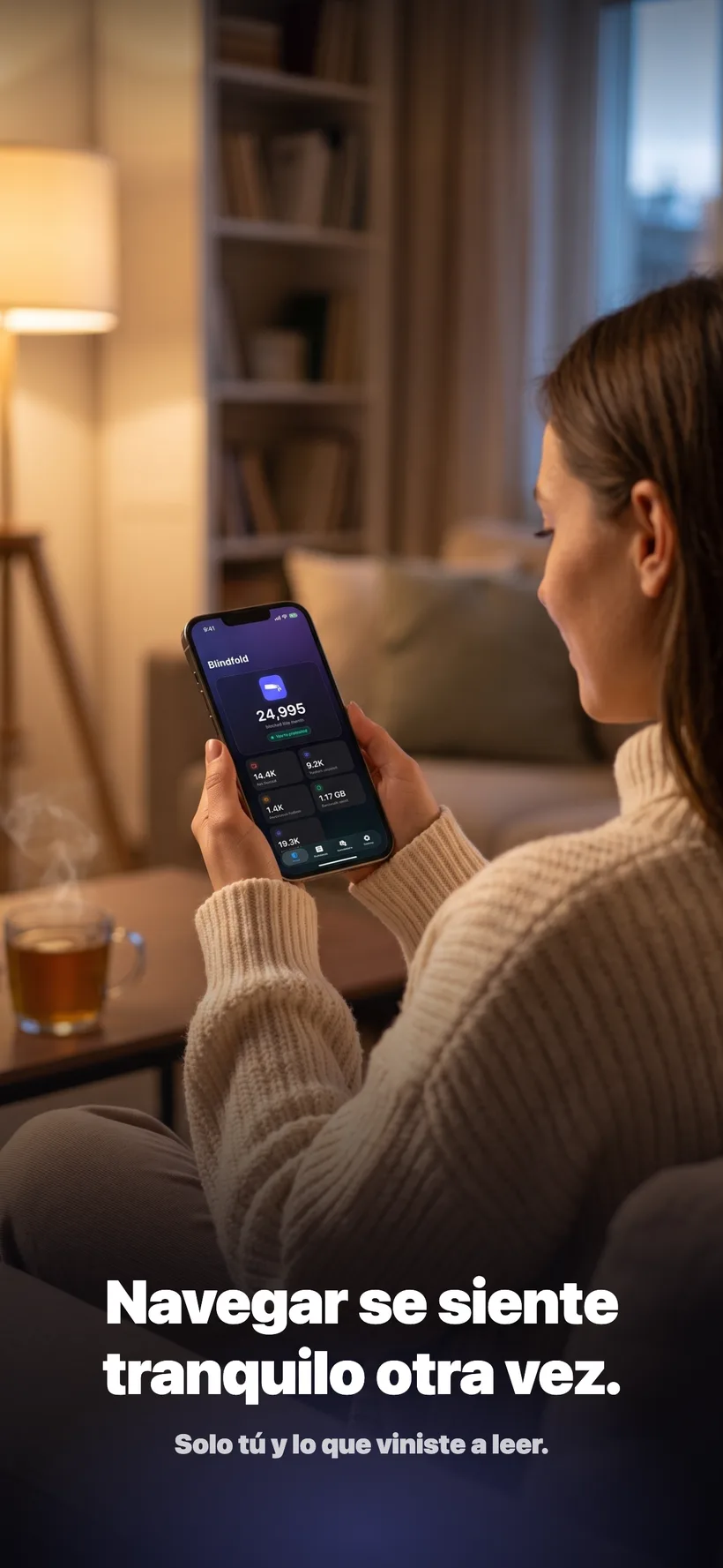 Una mujer relajándose en el sofá por la noche, leyendo en su iPhone con la app Blindfold abierta y mostrando sus estadísticas de bloqueo del mes.